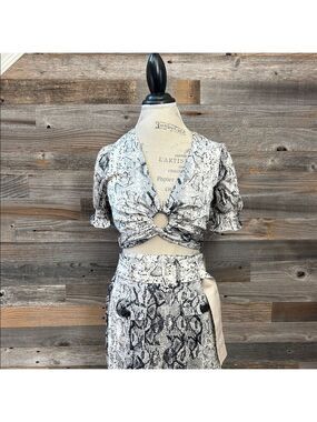 NWT Moon River Black and White Snake Print Top and Pant Set